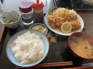 米福のチキンカツ定食(1180円)