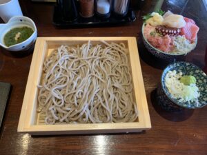 山形そばとミニマグロ丼セット(1200円)
